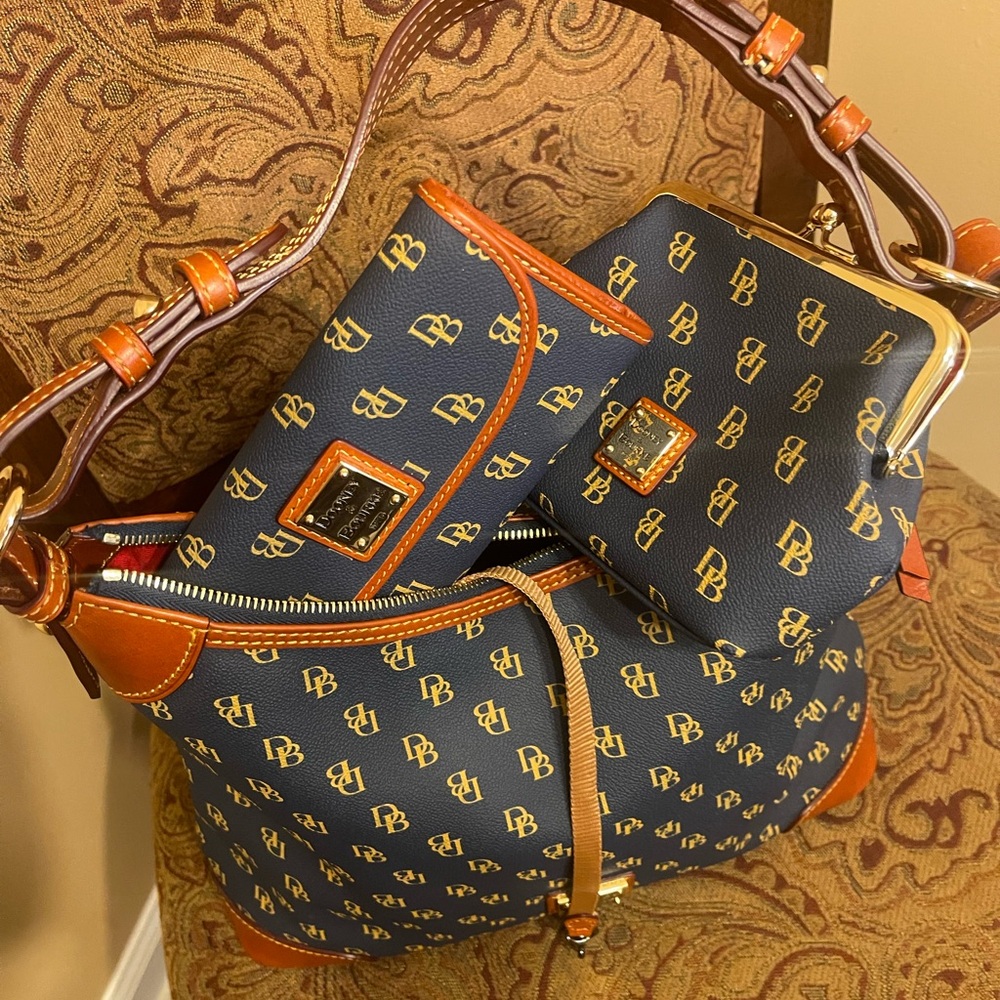 Dooney & Bourke PRISTINE shoulder bag with wallet and coin purse w/Red Interior
